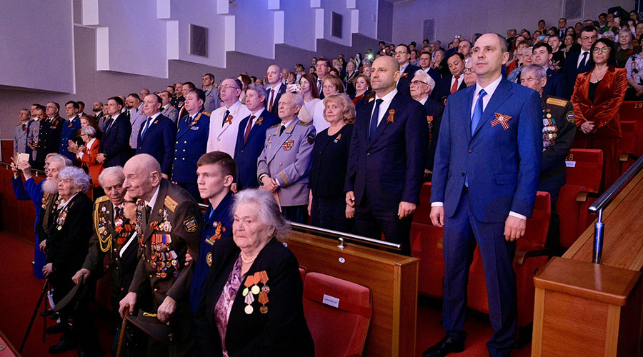 Денис Паслер и Артём Жога поздравили уральцев с наступающим Днём Победы на торжественном собрании