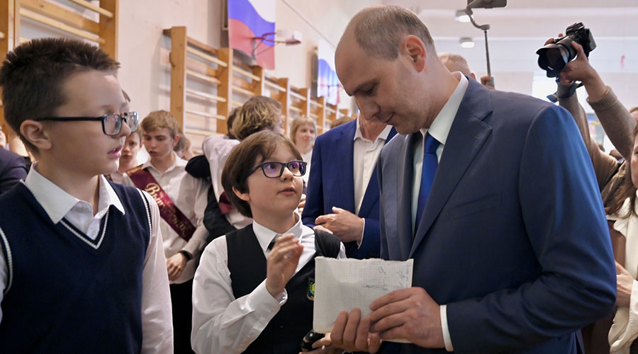 Глава региона Денис Паслер на празднике последнего звонка побывал в гимназии № 9  Екатеринбурга