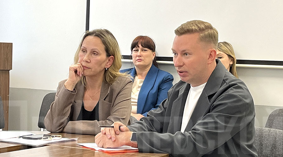 Депутаты подробно изучили планы и развитие основных видов деятельности Городского центра досуга «Азов», задали вопросы директору учреждения Кириллу Шишкину и начальнику Управления культурой Елене Смышляевой