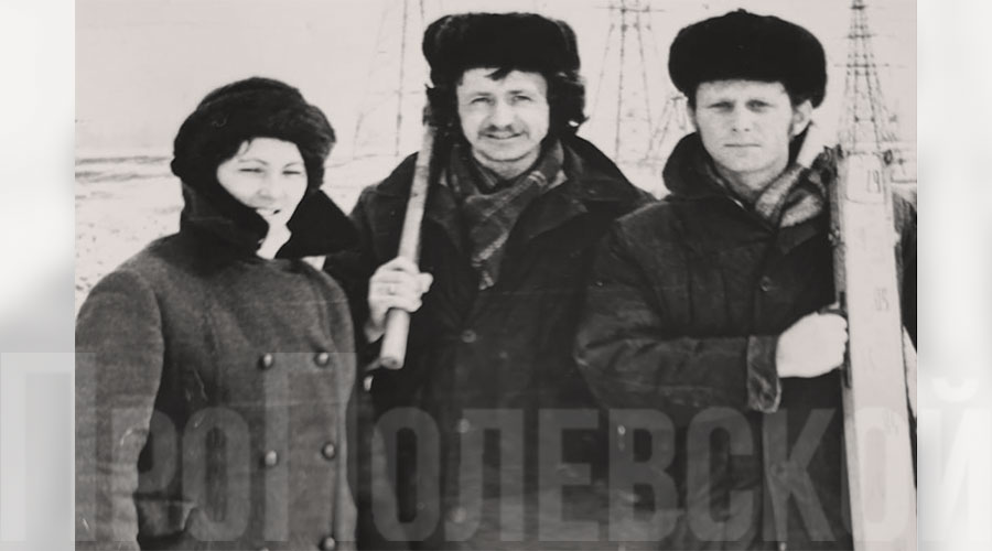 Павел Палун: «На снимке – работа по разбивке трассы ЛЭП под новую подстанцию «Городская». Справа тогда начальник бюро генплана и транспорта Топоров Александр Серафимович, слева инженер-геодезист Бочкарёва Ирина Александровна»