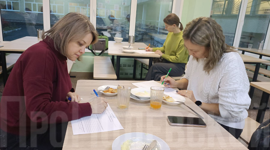 Родители оценили качество предложенных блюд, работу персонала комбината питания, чистоту в столовой и заполнили специальный оценочный лист