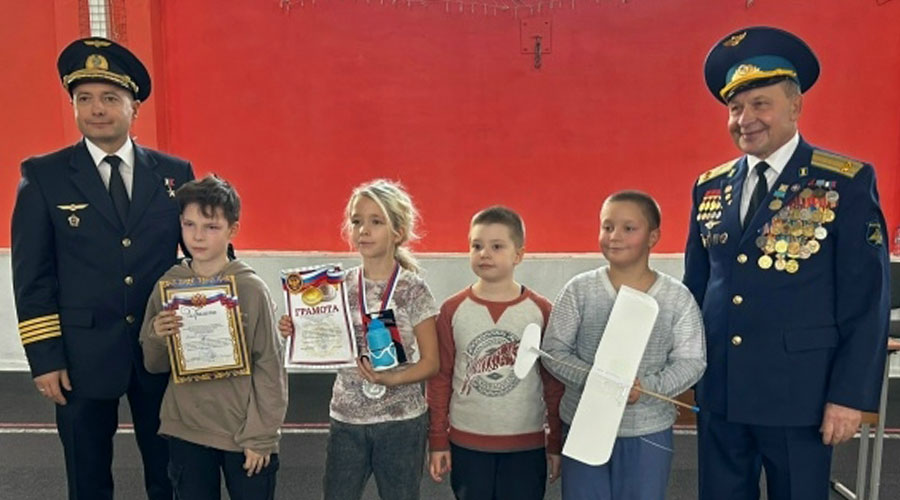 В Полевском юным авиамоделистам вручили первый Кубок Виктора Коротаева В Полевском юным авиамоделистам вручили первый Кубок Виктора Коротаева