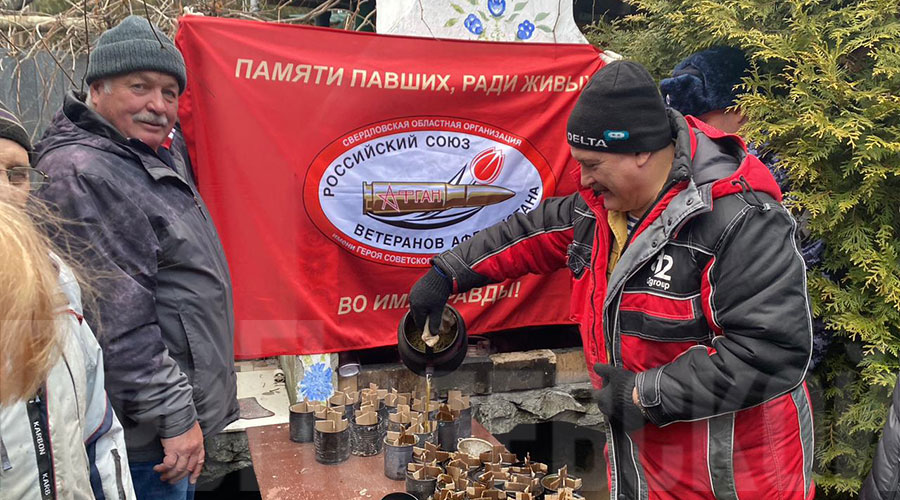 В изготовлении окопных свечей в помощь фронту участвует ветеран-афганец Равиль Бекселеев