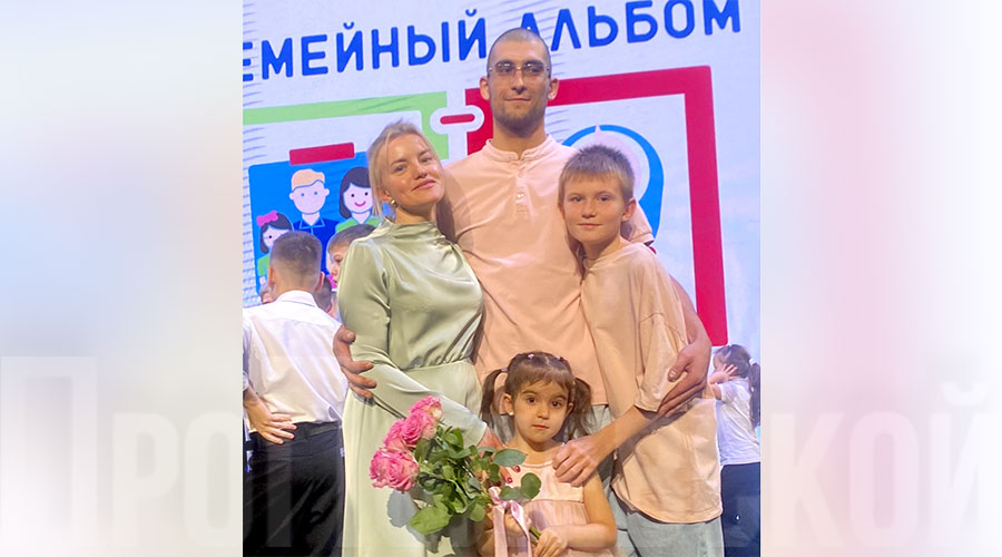 Полевской на заключительном этапе областного конкурса «Семья года» достойно представила семья Зиннатшиных: папа Радик, мама Анастасия, сын Матвей и доченька Ариана Полевской на заключительном этапе областного конкурса «Семья года» достойно представила семья Зиннатшиных: папа Радик, мама Анастасия, сын Матвей и доченька Ариана