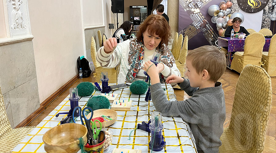 В этом году участникам акции предложили целых 13 мастер-классов: новогодняя игрушка, картина из цветных нитей, изготовление питомца из камня, плетение браслетов и другие В этом году участникам акции предложили целых 13 мастер-классов: новогодняя игрушка, картина из цветных нитей, изготовление питомца из камня, плетение браслетов и другие