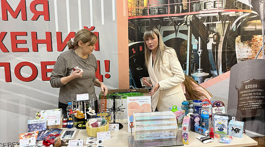 В этом году участникам акции предложили целых 13 мастер-классов: новогодняя игрушка, картина из цветных нитей, изготовление питомца из камня, плетение браслетов и другие В этом году участникам акции предложили целых 13 мастер-классов: новогодняя игрушка, картина из цветных нитей, изготовление питомца из камня, плетение браслетов и другие