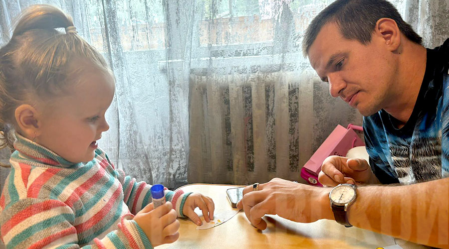 Ноябрь-2024. Маленькая Дарина уверена, что лучшие поделки для детского сада – те, что смастерили вместе с папой