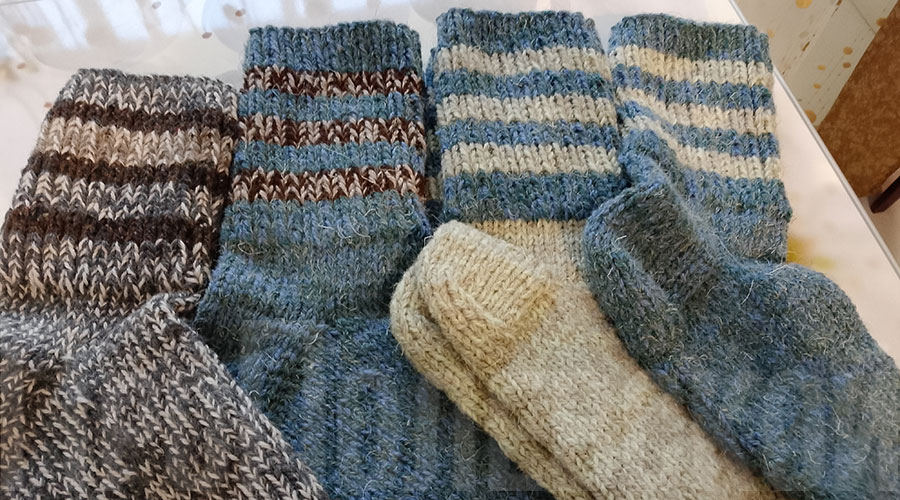 Полевчанка Любовь Минина вяжет носки для бойцов СВО