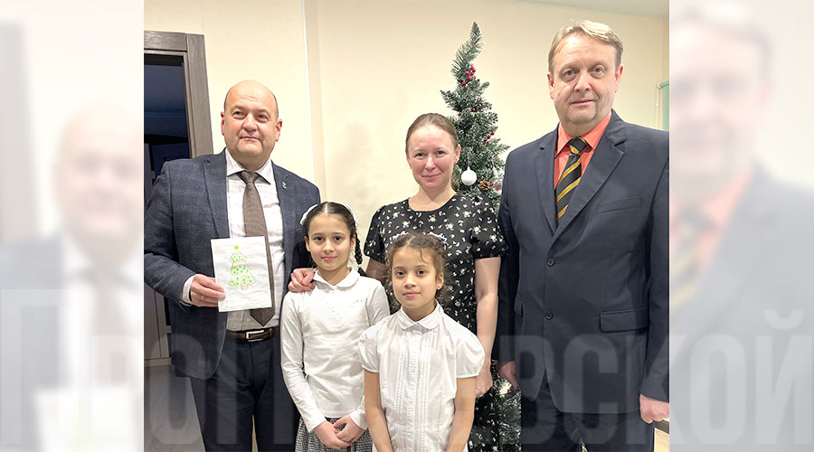 Глава округа Константин Поспелов и председатель Думы Полевского МО Дмитрий Коробейников подарили подарки сестрёнкам Арине и Антонине: микроскоп и умную колонку Глава округа Константин Поспелов и председатель Думы Полевского МО Дмитрий Коробейников подарили подарки сестрёнкам Арине и Антонине: микроскоп и умную колонку