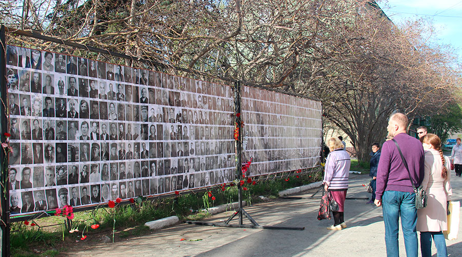 Стена памяти видео. Стена памяти в Савватеевке. Стены памяти в Краснодаре. Акция стена памяти. Стена памяти Карталы.