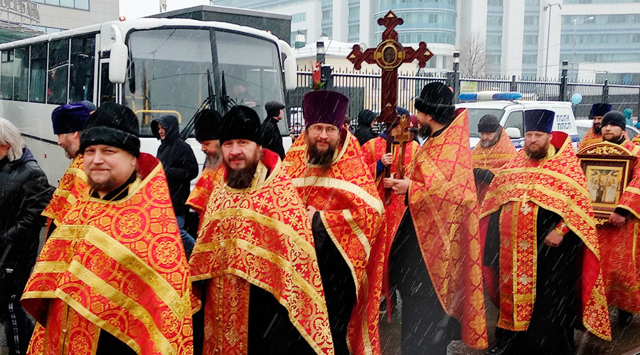 Полевские паломники приняли участие 28 апреля в крестном ходе в честь Пасхи и в поддержку строительства храма во имя святой великомученицы Екатерины в Екатеринбурге.