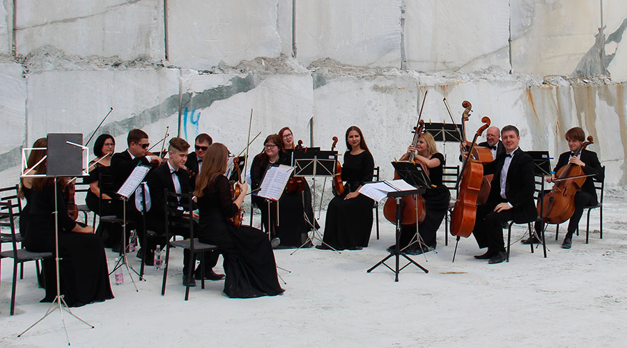 Екатеринбургский камерный оркестр «В-A-C-H» готовился выступить прямо в чаше мраморного карьера.