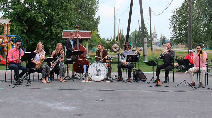 Музыкальные гости – «Кикин Джаз Оркестр» также представили живую музыку под открытым небом.