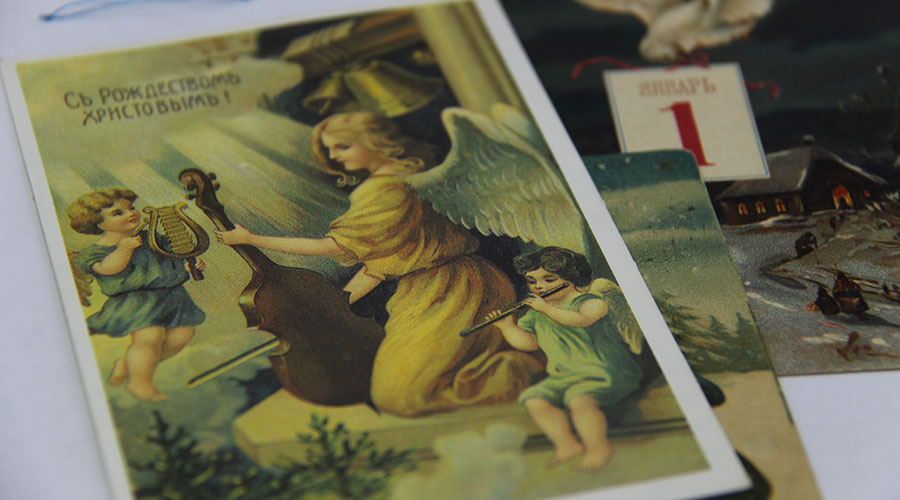 Первое, что бросается в глаза при изучении этих свидетельств истории, – обилие детей на открытках – в образе ангелов, почтальонов, фей…