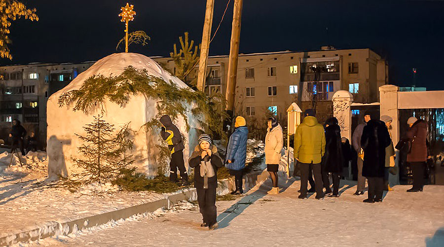 Снежный вертеп во дворе Свято-Троицкого храма украшает вифлеемская звезда