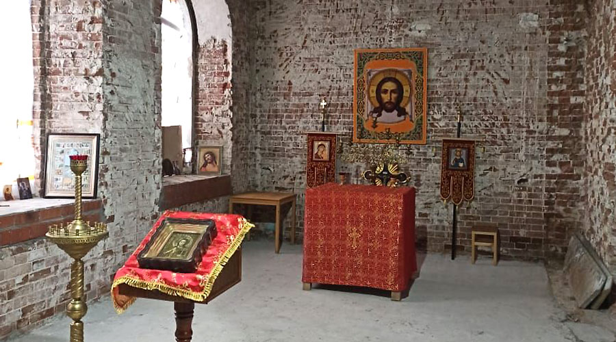 В селе Мраморском отслужили первую литургию в восстановленном храме