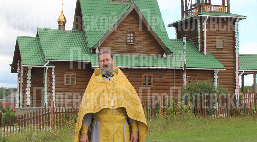 Настоятель Петро-Павловского храма и благочинный Полевского благочиния протоиерей Сергий Рыбчак