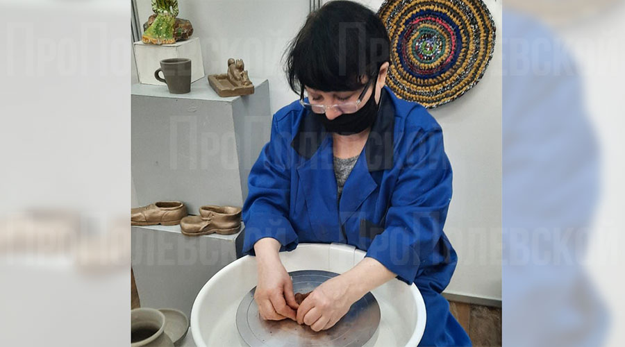 Людмила Миндиярова в прошлом художник-реставратор, а сейчас даёт уроки гончарного дела и основ ткачества на настольном ткацком станке в КЭК «Бажовский»
