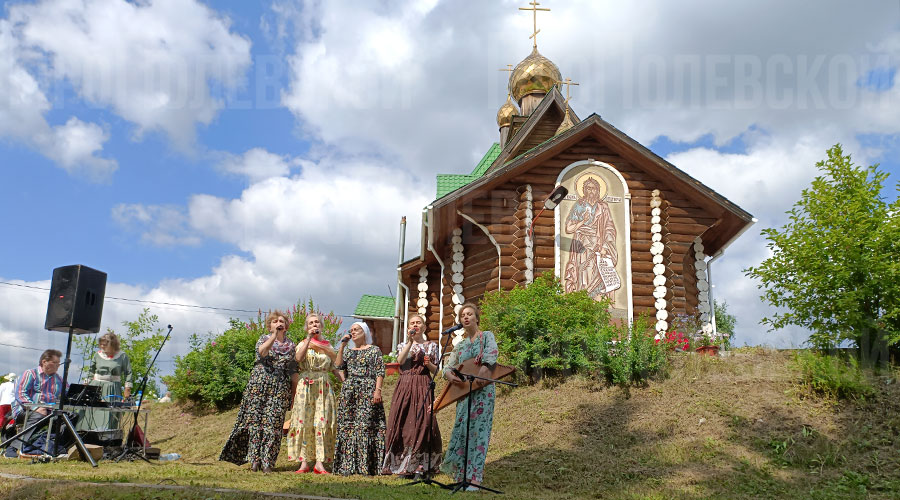 Выступление вокального коллектива «Верес» (руководитель Анна Сабирзянова) местного Дома культуры