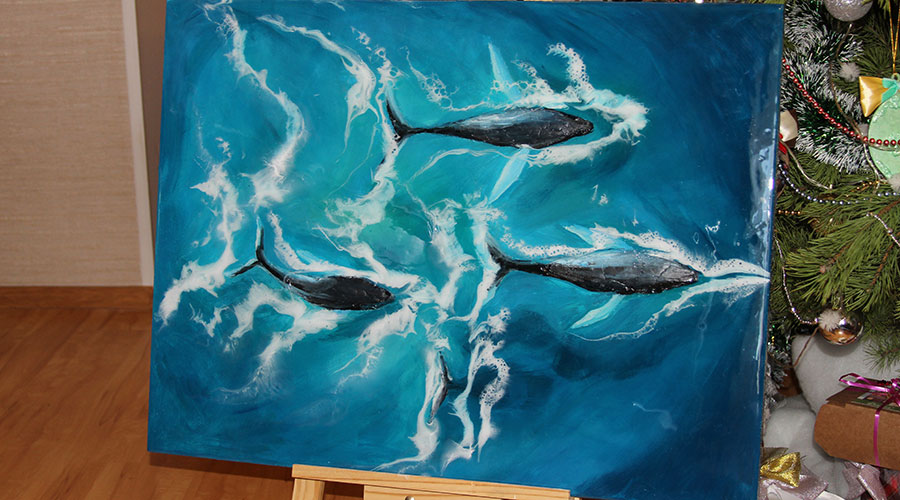 На мольберте стоит по-настоящему живая картина: синие просторы океана разрезает стая китов, мириады пузырьков воздуха образуют шлейфы
