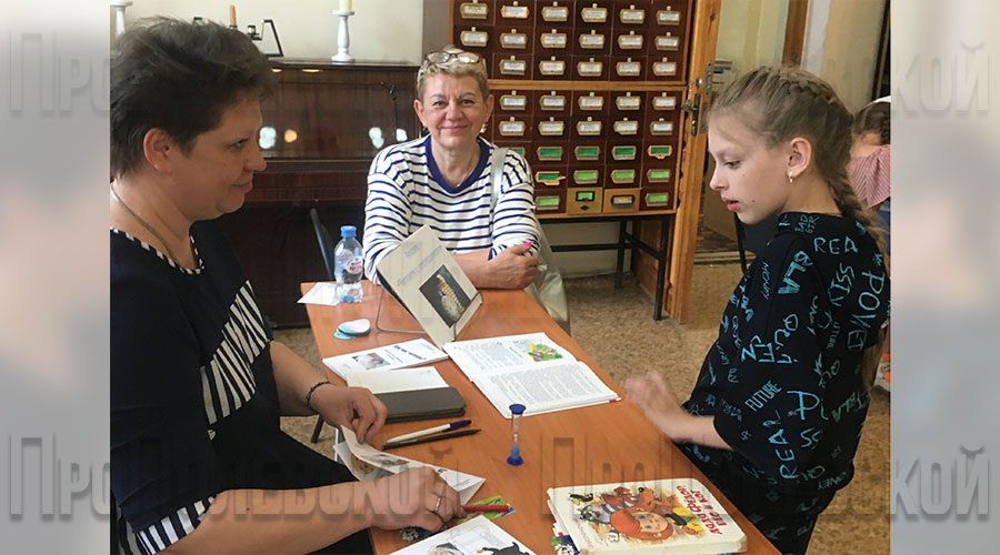 Юлия Якунина пришла в библиотеку с внучкой Ариной