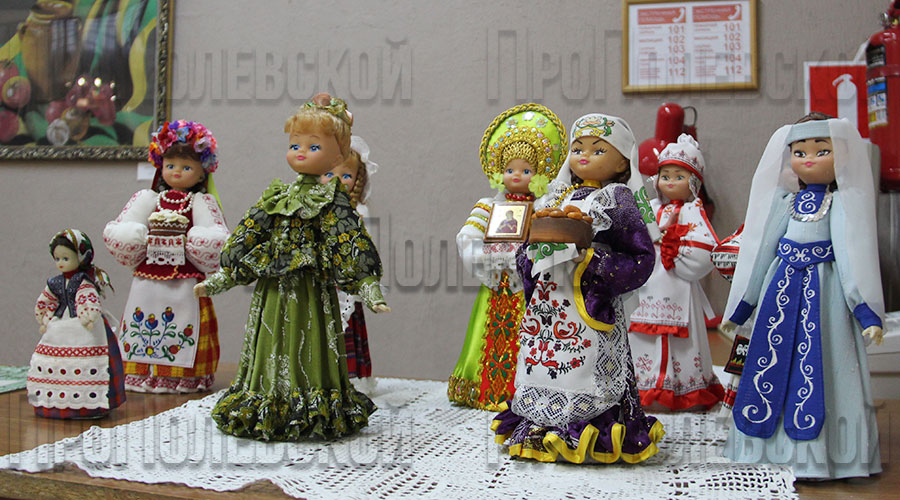 В коллекции Анны Переславцевой куклы одеты в народные костюмы