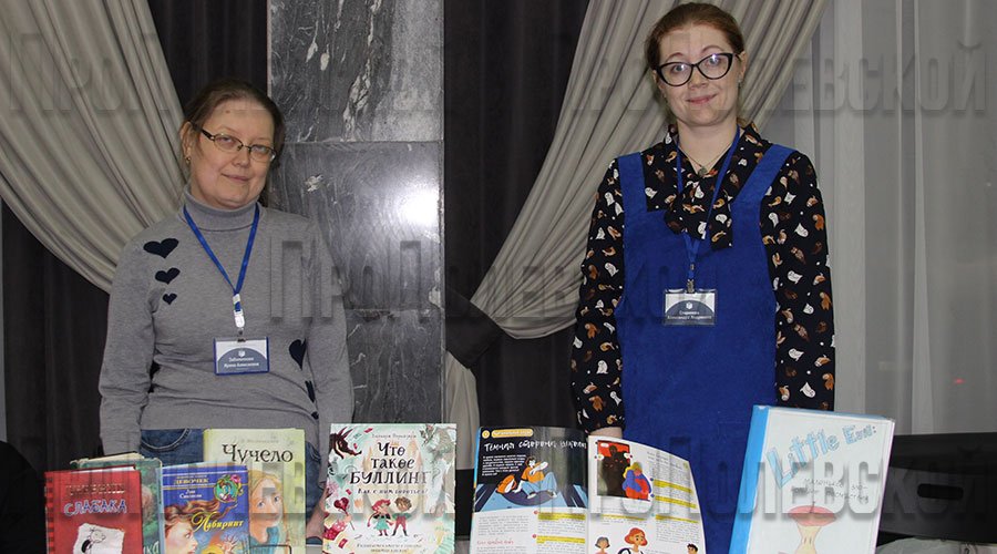 Перед началом спектакля сотрудники городской детской библиотеки № 2 знакомили гостей Городского центра досуга «Азов» с книгами и журналами, в которых освещена тема буллинга