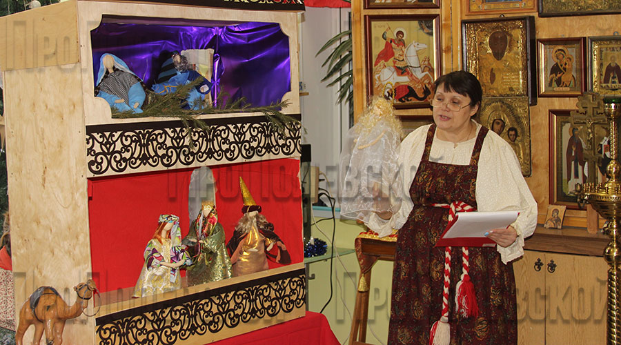 Недавно Елена Кожевникова решила возродить в храме традицию проведения кукольных спектаклей в праздники