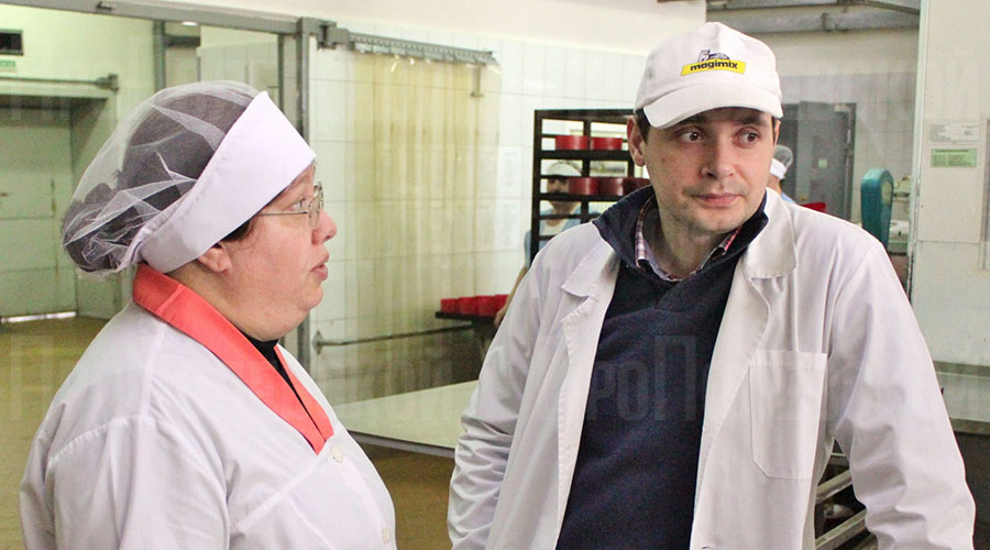 Директор ООО «Полевская хлебная компания» Игорь Катков обсуждает с главным технологом Натальей Лобановой производственные вопросы