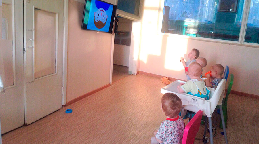 Баскетболистки из команды УГМК англичанка Деанна Нолан и француженка Сандрин Груда подарили телевизор для малышей, находящихся в инфекционнои отделении Полевской ЦГБ