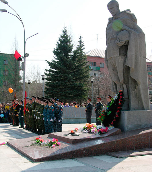 Памятник Солдату на площади Победы (архитектор Геннадий Белянкин, скульптор Любовь Турская) изначально является временным, его ставили на срок в пять лет. 