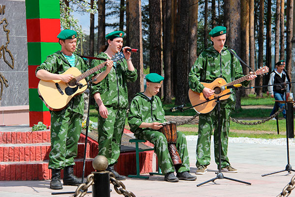 Программу праздника продолжил концерт артистов Полевского городского округа.