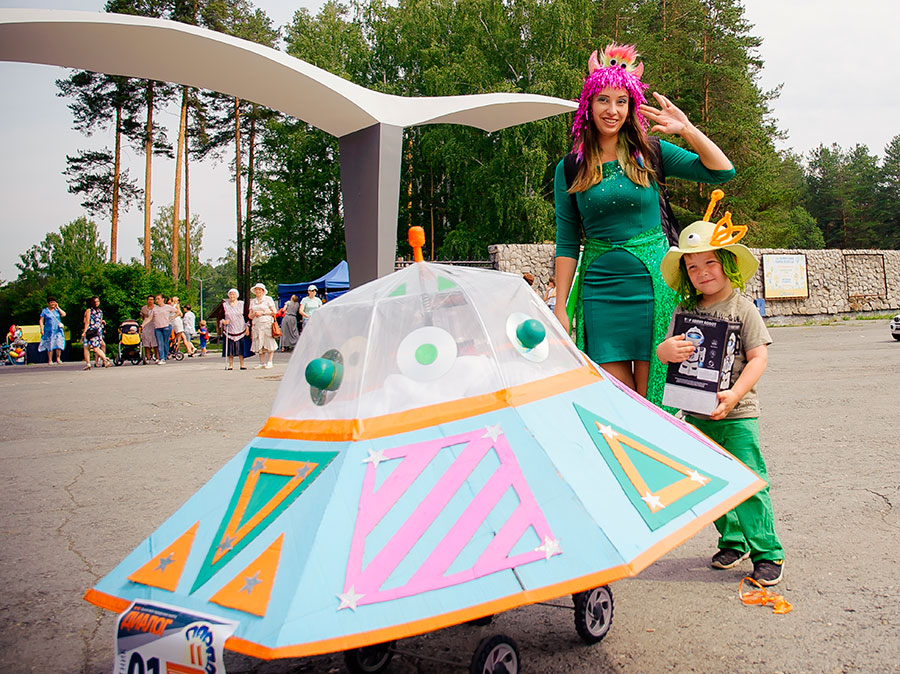 Ксения Кулакова и четырёхлетний сын Герман прилетели на праздник на летающей тарелке.