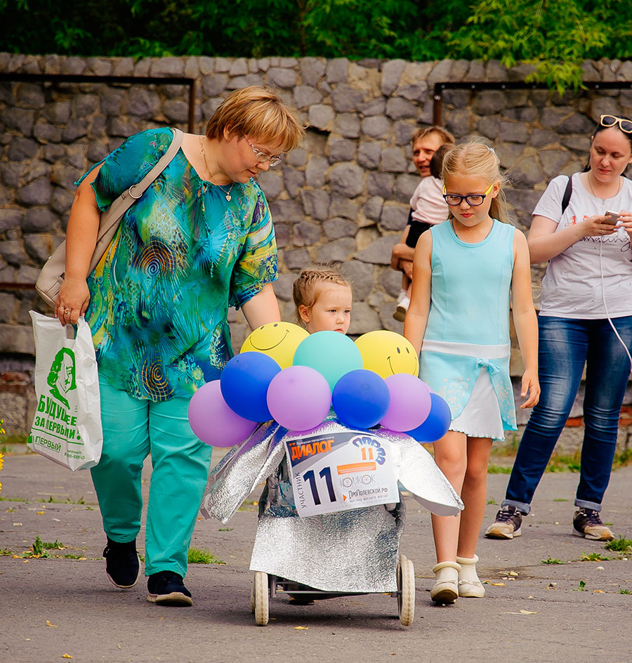Ирина Чернакова и её дочка Катя очень любят цветы. Цветочная тема стала основой композиции для украшения коляски двухлетней Екатерины.