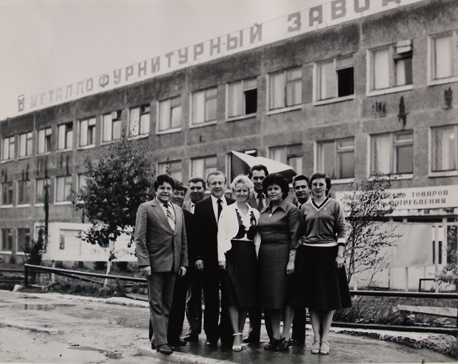 У металлофурнитурного завода, Клара Ивановна – вторая справа