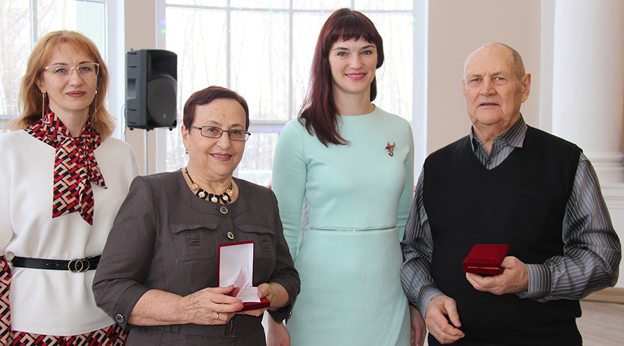 20 семейных пар Полевского получили знак отличия Свердловской области «Совет да любовь»
