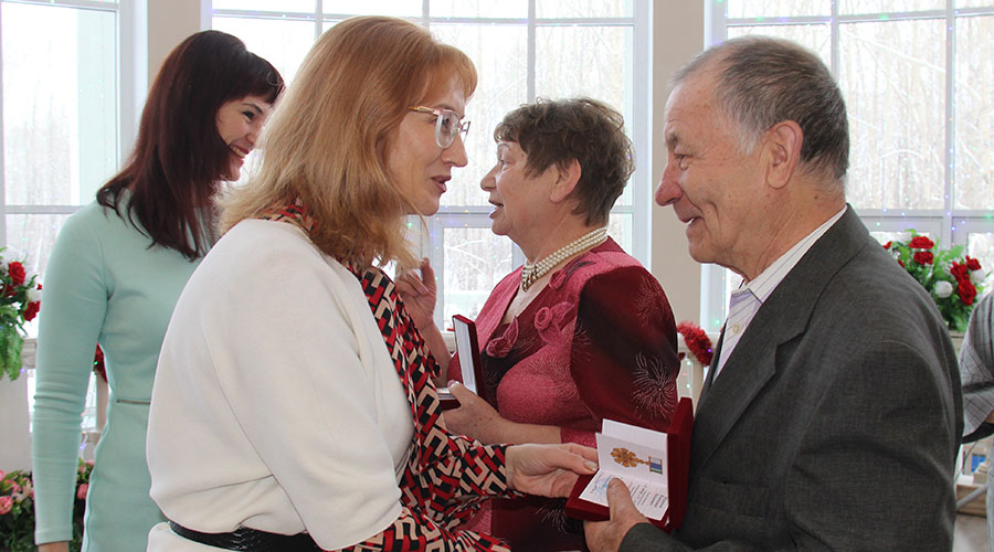 20 семейных пар Полевского получили знак отличия Свердловской области «Совет да любовь»