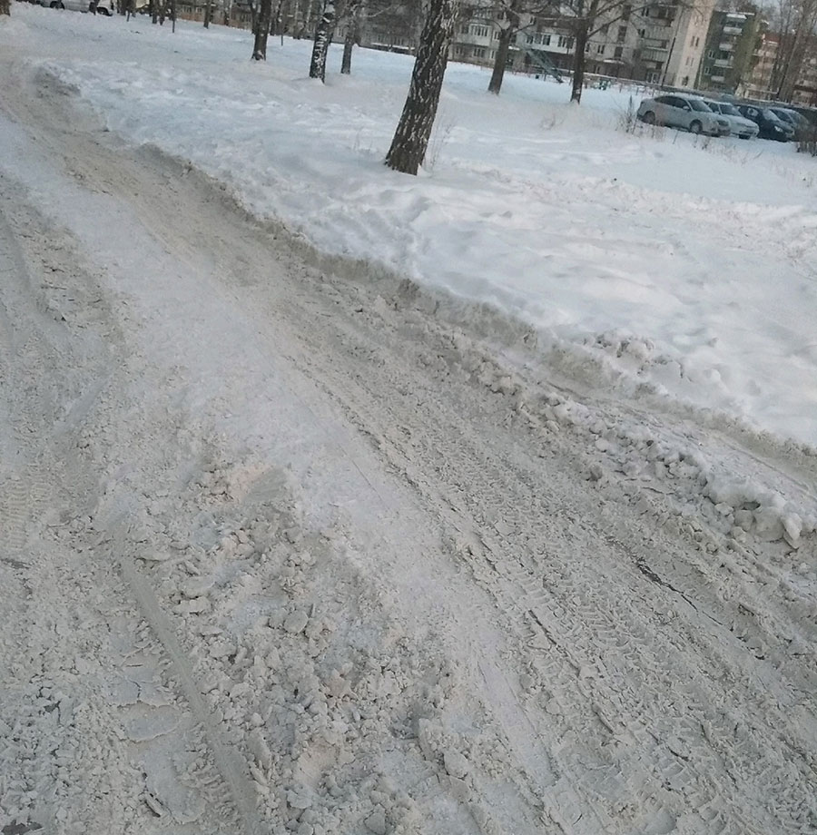 Улица Коммунистическая завалена снегом