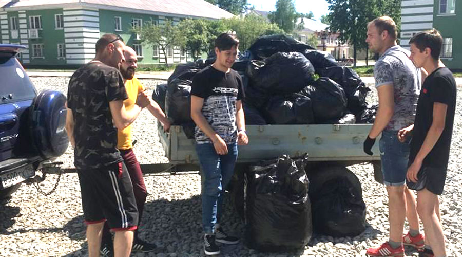 Участники молодёжного движения автолюбителей очистили от мусора парк в южной части Полевского