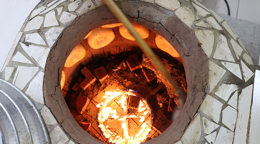В Полевском выпекают ароматные лепёшки в настоящем глиняном тандыре