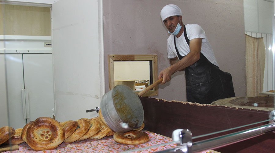 В кафе «Восточная кухня» узбекский хлеб готовят мужчины