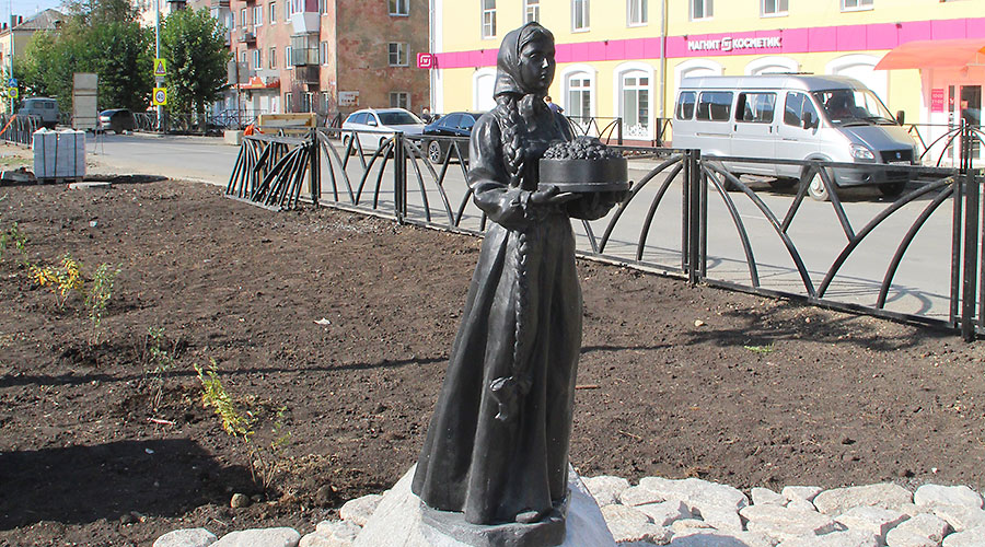 Константин Поспелов осмотрел Аллею уральских мастеров в южной части Полевского