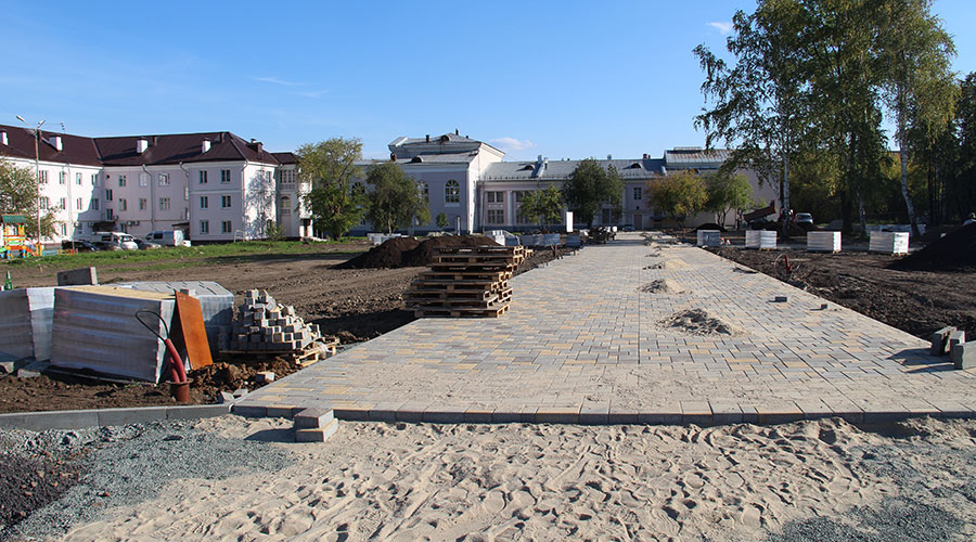 На строительной площадке парка-дендрария в северной части Полевского вовсю кипит работа