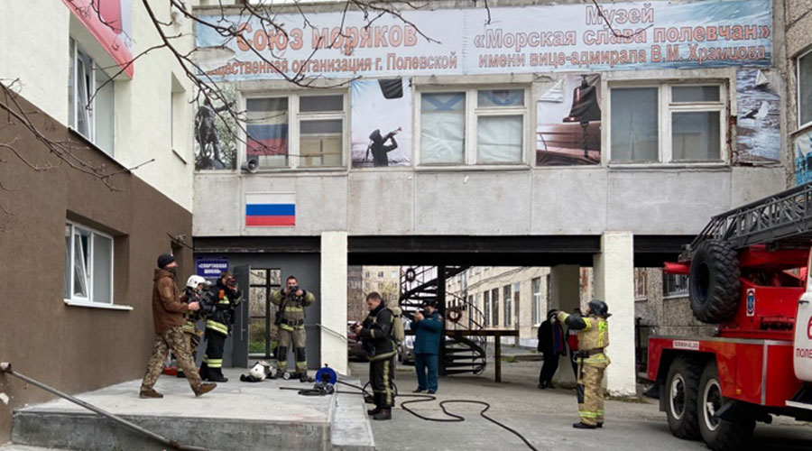 Пожарные провели учения в спортшколе Полевского