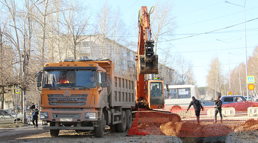 Дорога по улице Декабристов построена в 70-е годы прошлого века и с тех пор ни разу капитально не ремонтировалась. Здесь никогда не было ливневой канализации. Сегодняшняя реконструкция исправит эту ситуацию. На строительстве дороги работают сразу несколько единиц техники. За их работой с интересом наблюдают полевчане