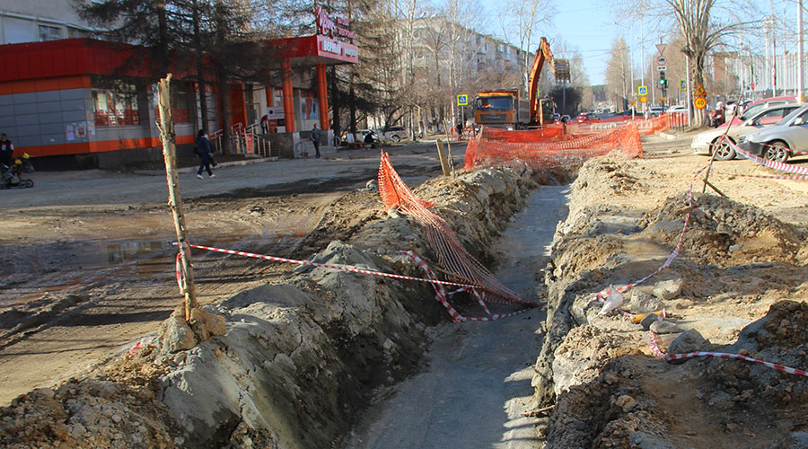 Ливневая канализация на Декабристов будет проложена прямо под дорогой. Обычно она располагается по краю улицы, но, как поясняют специалисты, в данном случае по правой и левой стороне проходят коммунальные сети, поэтому было принято такое техническое решение