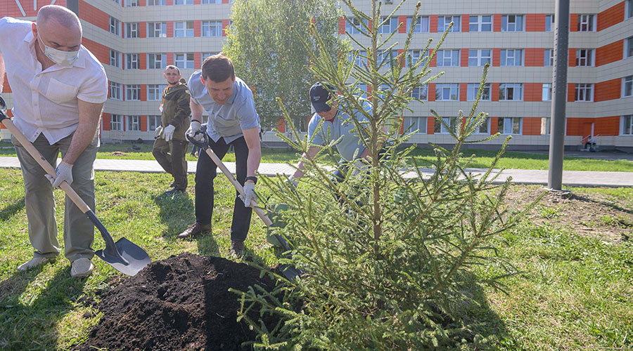 Губернатор Евгений Куйвашев принял участие в субботнике на территории Детской городской клинической больницы №9