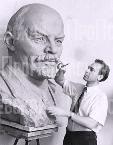 Пётр Сажин работает над портретом В. Ленина. Гипс, 1960-е годы. Фото из архива Петра Сажина