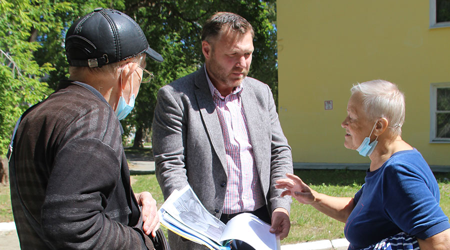 Депутат Думы Полевского округа Илья Бориско рассказал жителям, что планируется сделать при благоустройстве участка перед их домом, если они дадут согласие