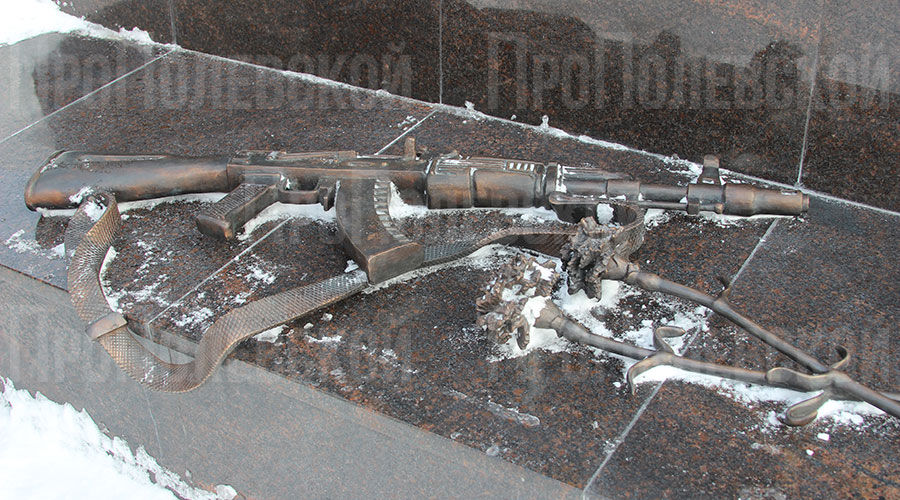 Установлены дополнительные элементы – автомат Калашникова как символ окончания боевых действий и две гвоздики – в память о погибших воинах
